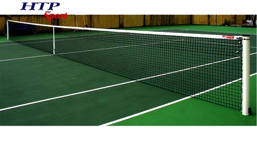 Lưới được căng ở giữa sân Tennis được buộc vào cột lưới bằng dây thừng và dây thép