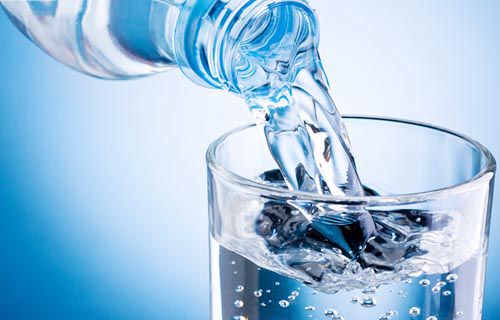 Uống 2 lít nước 1 ngày để giúp tăng cường trao đổi chất và bù nước